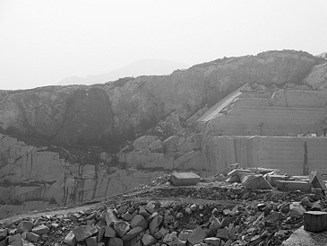 萊州柞村鎮石材過度開發 廢料隨處丟棄污染環境
