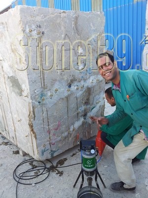 【應用】大理石荒料補膠現場(圖)