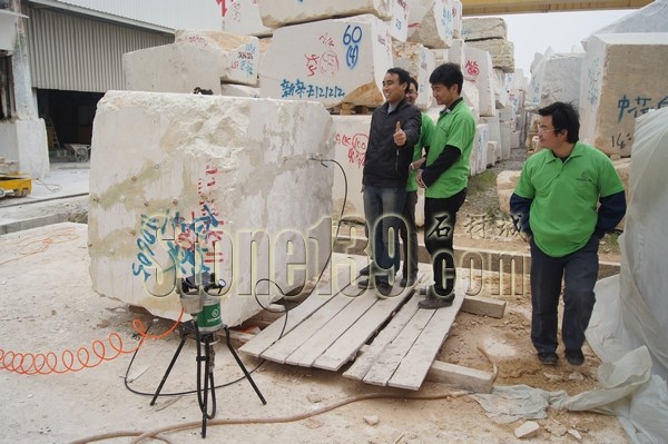 【應用】大理石荒料補膠現場(圖)
