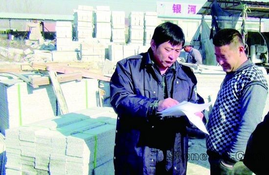 東港區(qū)集中拆遷陳疃鎮(zhèn)222省道路段旁的石材企業(yè),規(guī)劃發(fā)展綠色產(chǎn)業(yè),實(shí)現(xiàn)經(jīng)濟(jì)發(fā)展與環(huán)境保護(hù)的雙贏