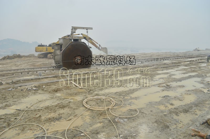 福建漳州龍?；◢弾r礦山