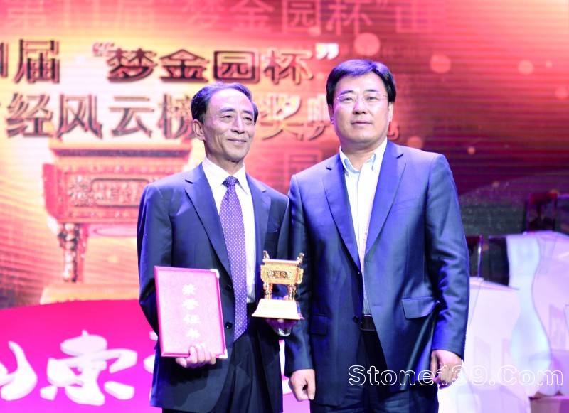 齊魯傳媒集團副總編輯、經濟導報社總編輯劉加增右為孫玉林頒獎