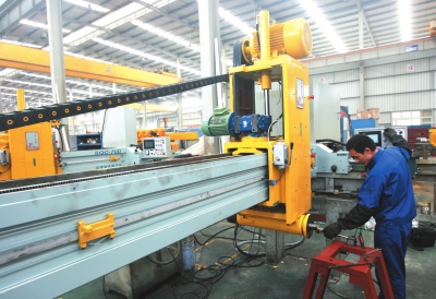 巨輪機(jī)械生產(chǎn)車間一角。本報(bào)記者朱晨輝攝