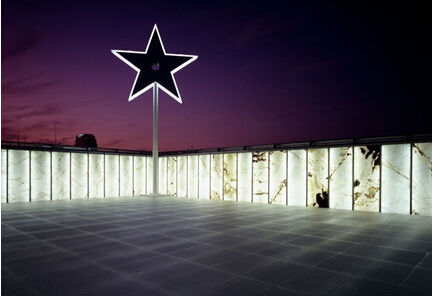 長久以來,鋼筋森林生硬的灰白色調(diào),冷硬的水泥瓷磚,已經(jīng)讓人們感到厭倦。高端別墅中千篇一律的假山和松木、酒店客廳金碧輝煌的瓷磚則略顯低端。講求生活品味的人士紛紛尋找更有文化底蘊(yùn)的建筑材料,并將目光投向東方的建筑美學(xué)傳統(tǒng)。中國的青磚、白墻、黑瓦充滿禪意美,日本的原木建筑則不失簡約美,而近幾年,同樣有著深厚文化傳統(tǒng)的玉石也逐漸走俏,成為建筑市場的寵兒。