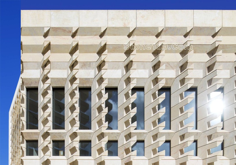 倫佐·皮亞諾設(shè)計(jì)的“城市之門”項(xiàng)目接近收尾:鏤空石材立面吸睛 倫佐·皮亞諾設(shè)計(jì)的“城市之門”項(xiàng)目接近收尾:鏤空石材立面吸睛