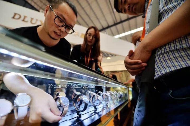 厲害了南安!石材做得比紙薄,能彎曲還能制成手表 石材做得比紙薄,能彎曲還能制成手表