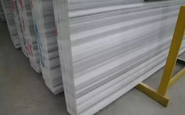 線(xiàn)條感十足的直紋白大理石裝飾案例