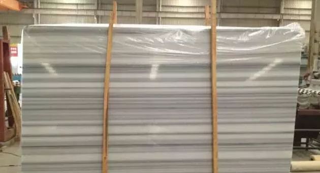 線(xiàn)條感十足的直紋白大理石裝飾案例