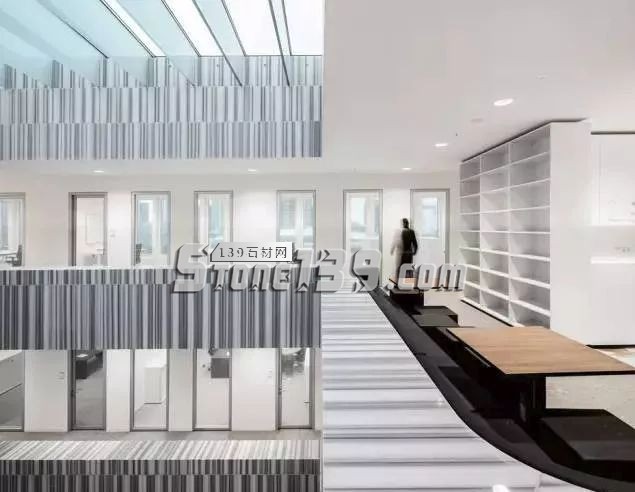 線(xiàn)條感十足的直紋白大理石裝飾案例