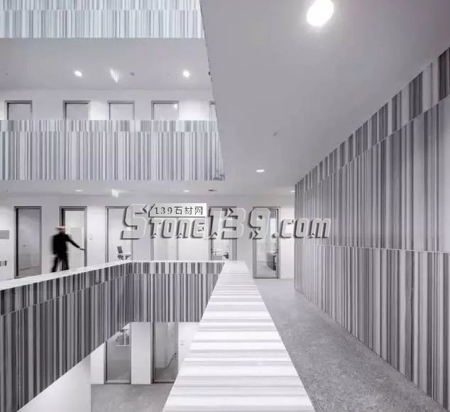 線(xiàn)條感十足的直紋白大理石裝飾案例