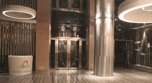 線(xiàn)條感十足的直紋白大理石裝飾案例