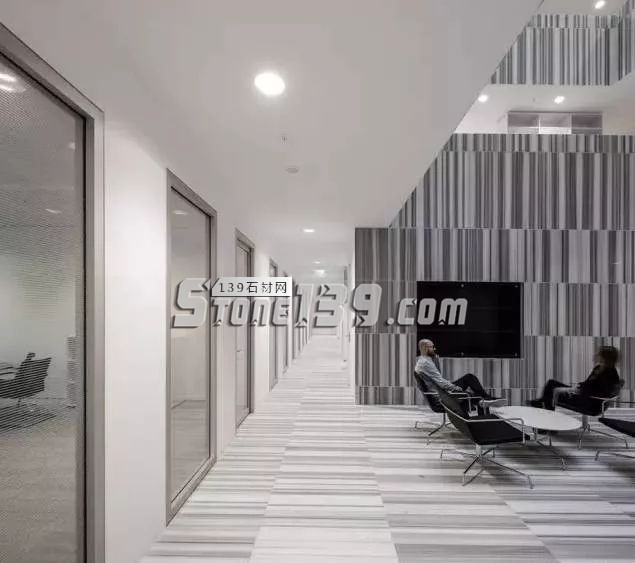 線(xiàn)條感十足的直紋白大理石裝飾案例