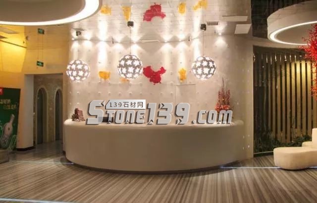 線(xiàn)條感十足的直紋白大理石裝飾案例