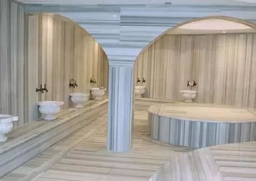 線(xiàn)條感十足的直紋白大理石裝飾案例