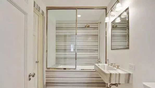 線(xiàn)條感十足的直紋白大理石裝飾案例