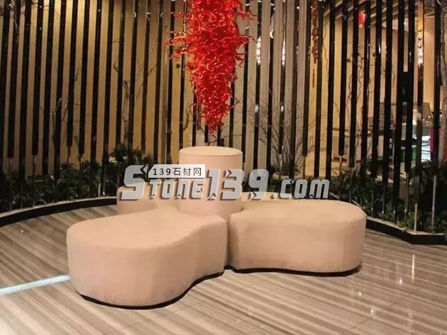 線(xiàn)條感十足的直紋白大理石裝飾案例