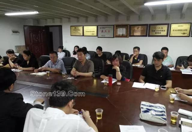 廈門市石材商會召開美國石英石臺面雙反案律師輔導專題會 廈門石材貿易人士開會應對美國石英石臺面雙反調查