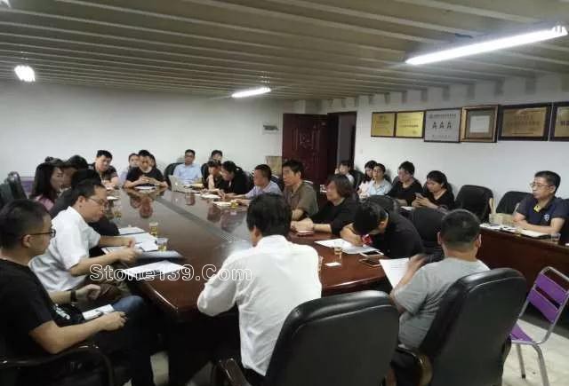 廈門市石材商會召開美國石英石臺面雙反案律師輔導專題會 廈門石材貿易人士開會應對美國石英石臺面雙反調查
