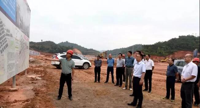 永定區(qū)委書記就永定紅石材循環(huán)經(jīng)濟產(chǎn)業(yè)園建設(shè)召開現(xiàn)場辦公會 永定紅石材產(chǎn)地領(lǐng)導考察