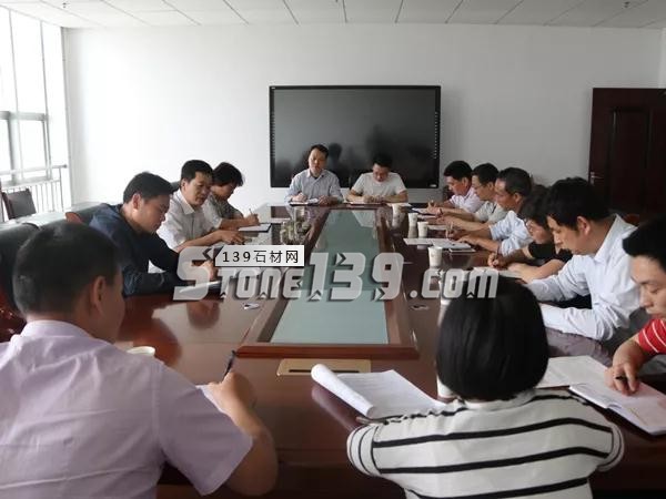 山東省萊蕪市安監(jiān)局召開全市石材加工行業(yè)職業(yè)健康治理專項行動部署會 石材加工行業(yè)職業(yè)健康治理專項行動部署會