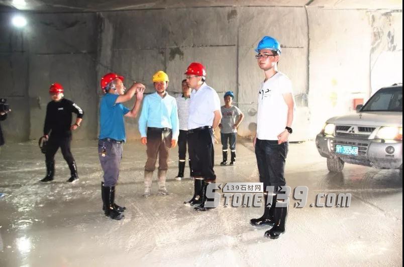 四川省寶興縣委書記深入礦山企業(yè)開展大理石礦地下開采試驗性開采項目考察調(diào)研 寶興縣領(lǐng)導(dǎo)大理石礦地下開采試驗性開采項目考察調(diào)研