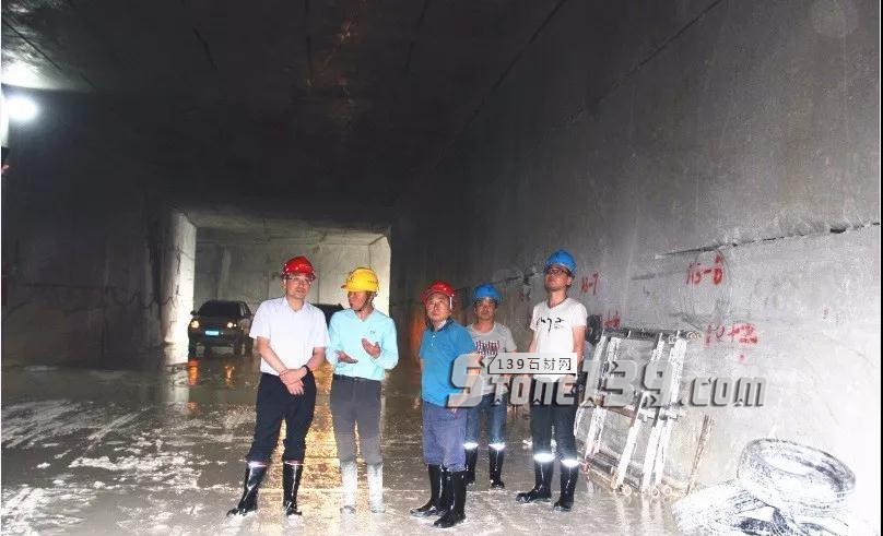 四川省寶興縣委書記深入礦山企業(yè)開展大理石礦地下開采試驗性開采項目考察調(diào)研 寶興縣領(lǐng)導(dǎo)大理石礦地下開采試驗性開采項目考察調(diào)研