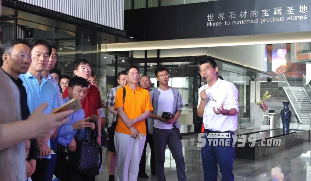 英良集團(tuán)五號(hào)倉(cāng)庫(kù)迎來(lái)各異地山東商會(huì)會(huì)長(zhǎng)蒞臨參觀考察 英良集團(tuán)石材五號(hào)倉(cāng)庫(kù)