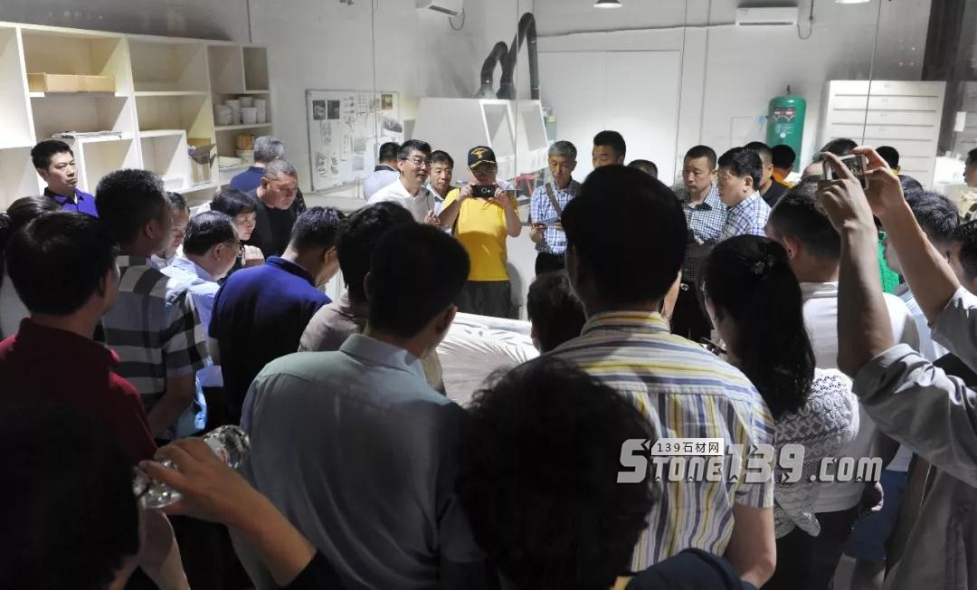 英良集團(tuán)五號(hào)倉(cāng)庫(kù)迎來(lái)各異地山東商會(huì)會(huì)長(zhǎng)蒞臨參觀考察 英良集團(tuán)石材五號(hào)倉(cāng)庫(kù)