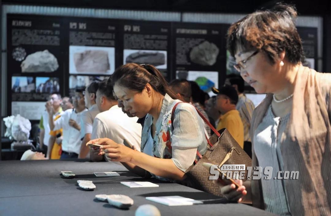 英良集團(tuán)五號(hào)倉(cāng)庫(kù)迎來(lái)各異地山東商會(huì)會(huì)長(zhǎng)蒞臨參觀考察 英良集團(tuán)石材五號(hào)倉(cāng)庫(kù)