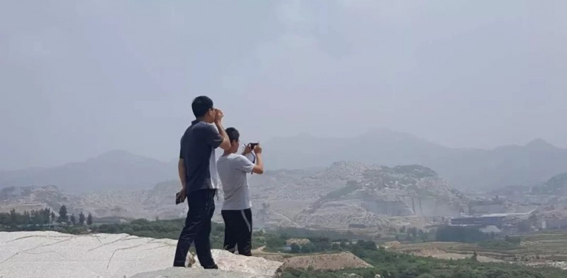 山東五蓮縣安監(jiān)局聘請安全專家對全縣136處花崗石廢料渣場進行安全檢查