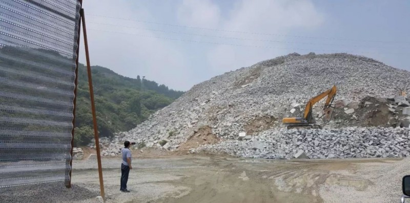 山東五蓮縣安監(jiān)局聘請安全專家對全縣136處花崗石廢料渣場進行安全檢查