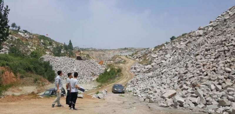 山東五蓮縣安監(jiān)局聘請安全專家對全縣136處花崗石廢料渣場進行安全檢查