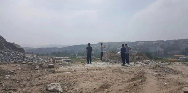 山東五蓮縣安監(jiān)局聘請安全專家對全縣136處花崗石廢料渣場進行安全檢查