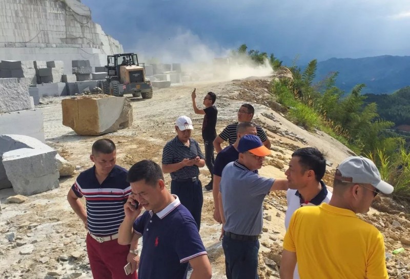 南安石材協會一行人參觀福建富強石材礦區