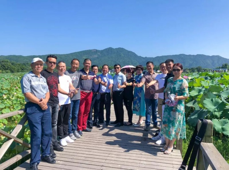 南安石材協會一行人參觀福建富強石材礦區