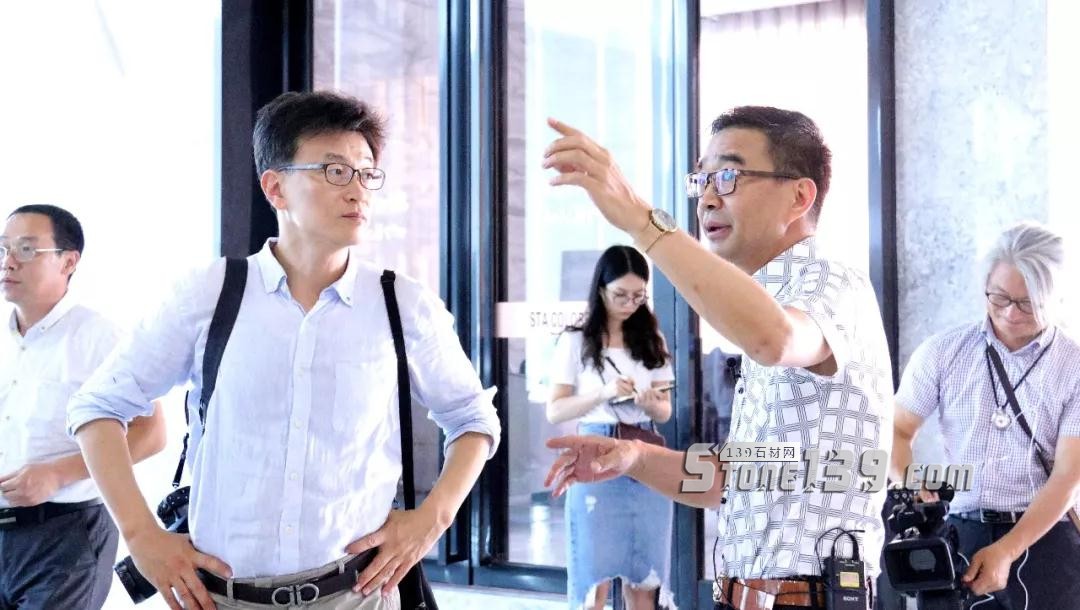 韓國KBS廣播電視臺一行蒞臨STA外貿多彩板倉拍攝報道 韓國電臺財富外貿多彩板倉現(xiàn)場