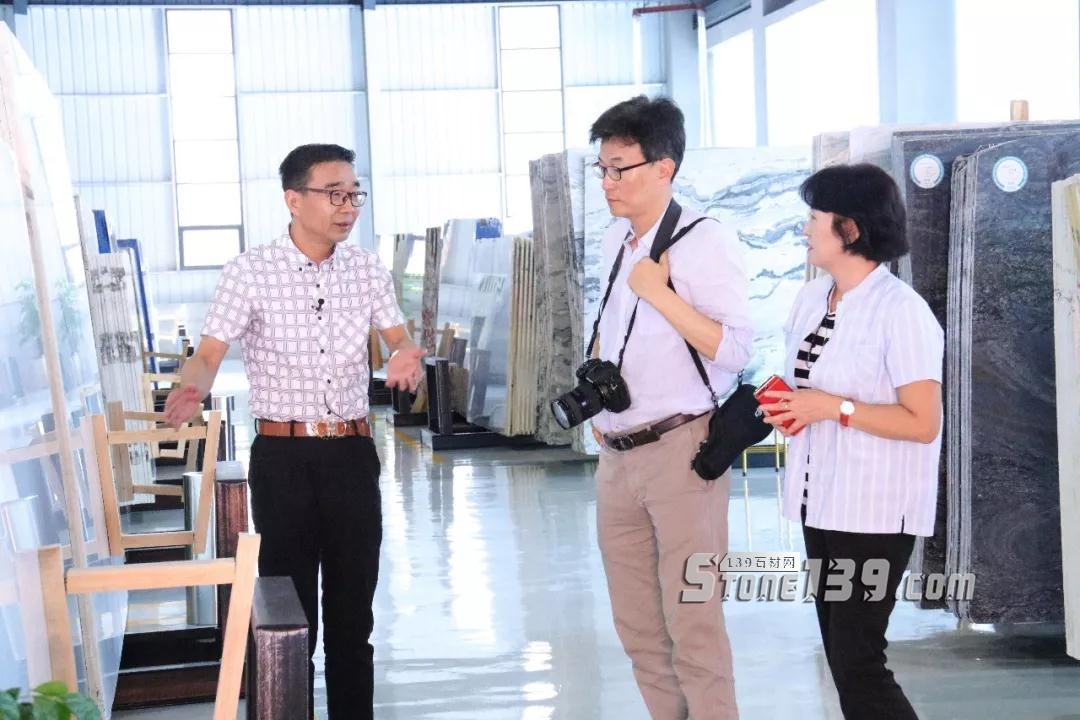 韓國KBS廣播電視臺一行蒞臨STA外貿多彩板倉拍攝報道 韓國電臺財富外貿多彩板倉現(xiàn)場