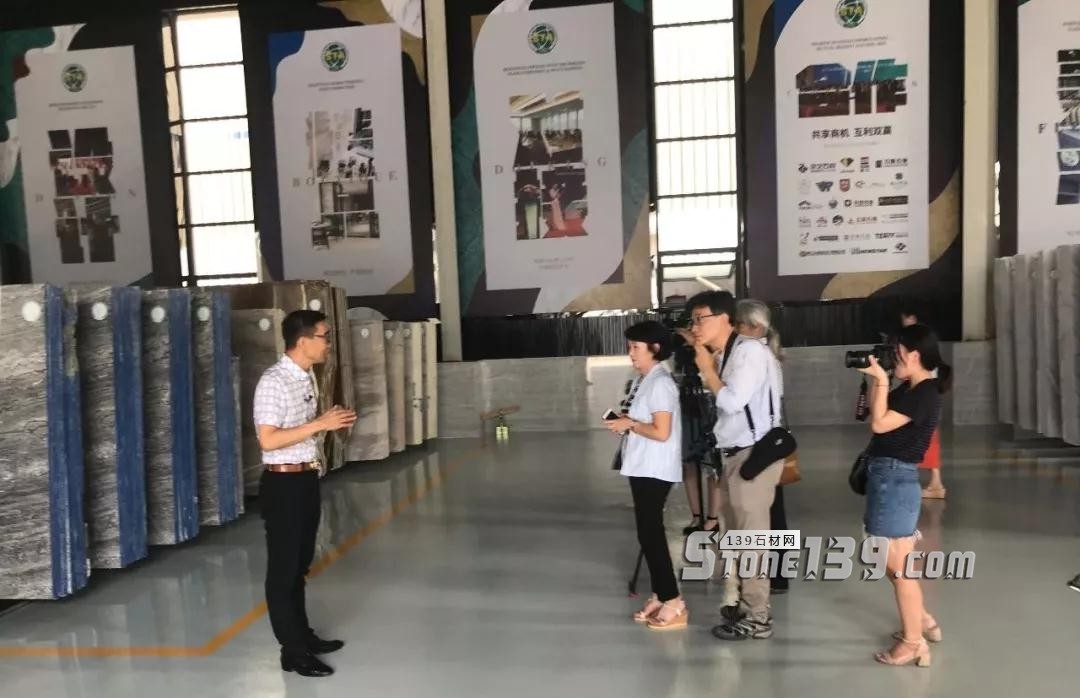 韓國KBS廣播電視臺一行蒞臨STA外貿多彩板倉拍攝報道 韓國電臺財富外貿多彩板倉現(xiàn)場