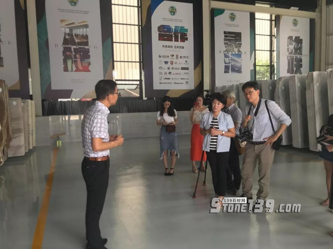 韓國KBS廣播電視臺一行蒞臨STA外貿多彩板倉拍攝報道 韓國電臺財富外貿多彩板倉現(xiàn)場