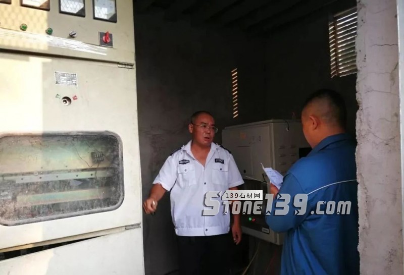 山東平邑縣環(huán)保局對(duì)違規(guī)石材加工戶執(zhí)行斷電措施