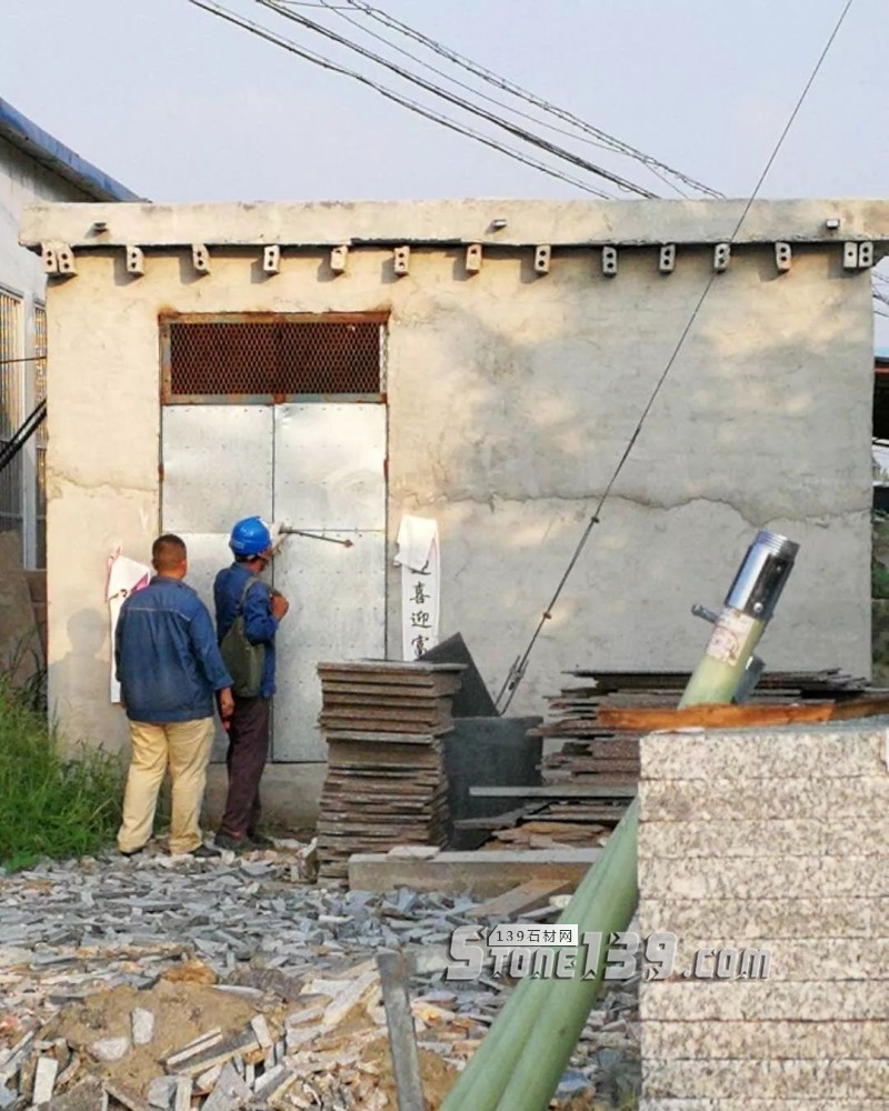 山東平邑縣環(huán)保局對(duì)違規(guī)石材加工戶執(zhí)行斷電措施