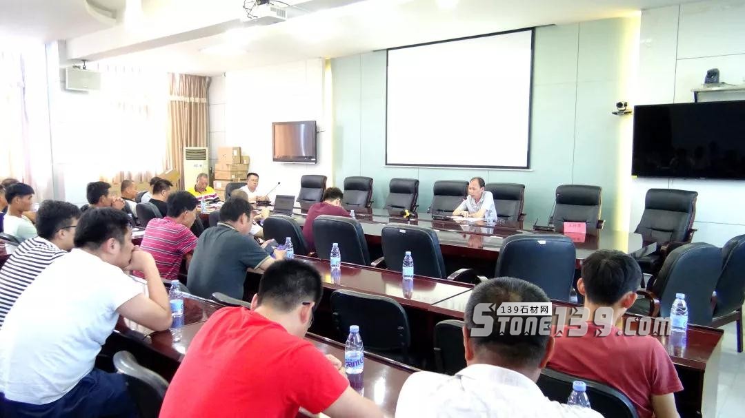 福建南安市豐州鎮(zhèn)召開石材行業(yè)污染整治工作會(huì)議 福建南安市豐州鎮(zhèn)召開石材行業(yè)污染整治工作會(huì)議現(xiàn)場