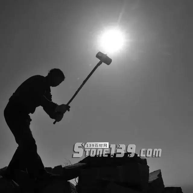 河北曲陽石雕工人工作現場照