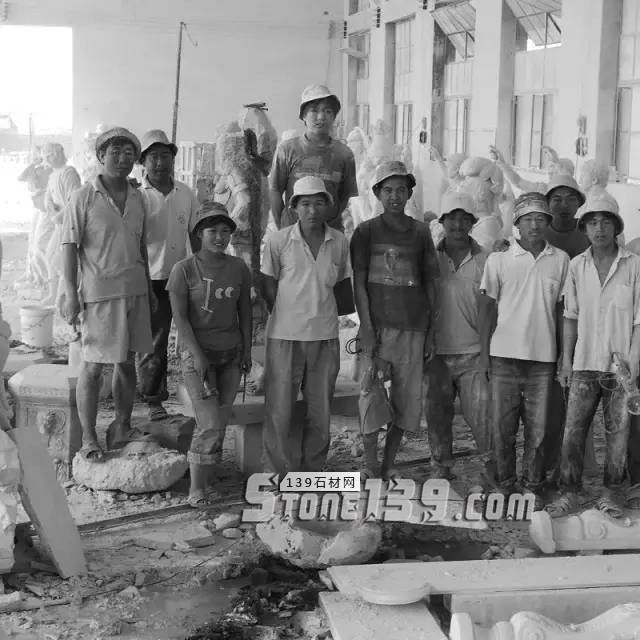 河北曲陽石雕工人工作現場照