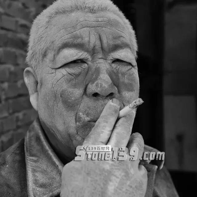 河北曲陽石雕工人工作現場照