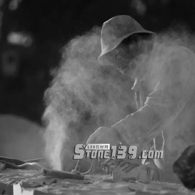 河北曲陽石雕工人工作現場照