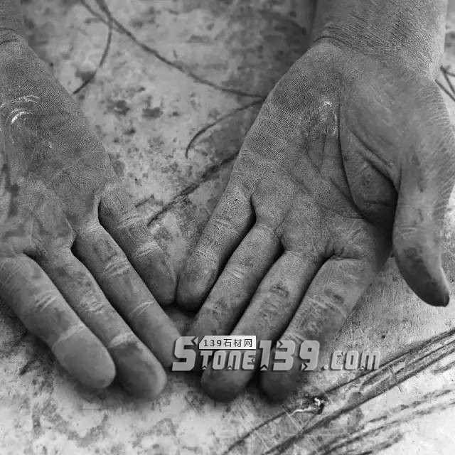 河北曲陽石雕工人工作現場照