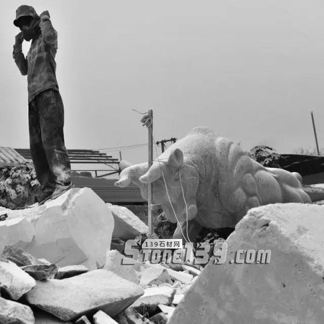 河北曲陽石雕工人工作現場照