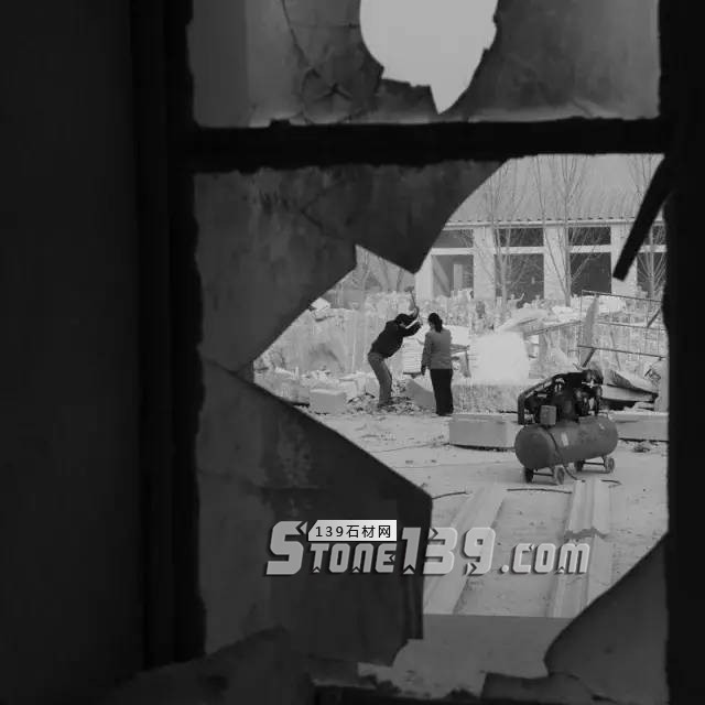 河北曲陽石雕工人工作現場照