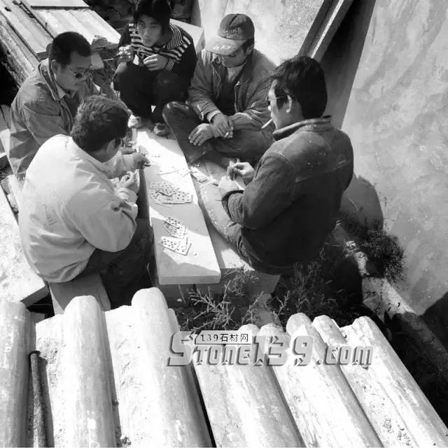 河北曲陽石雕工人工作現場照